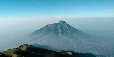 Pemandangan gunung di pagi hari
