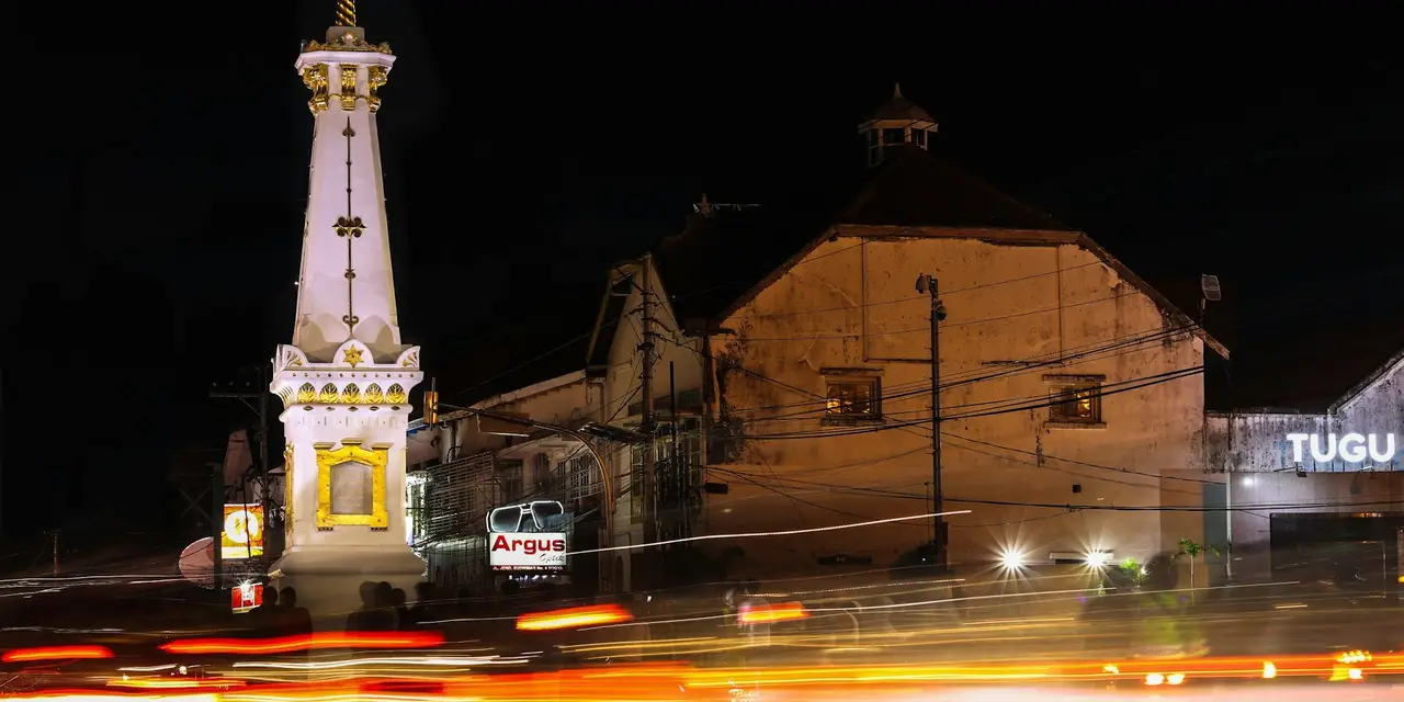 Tugu Yogyakarta di malam hari, Yogyakarta