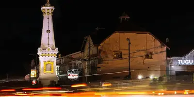 Tugu Yogyakarta di malam hari