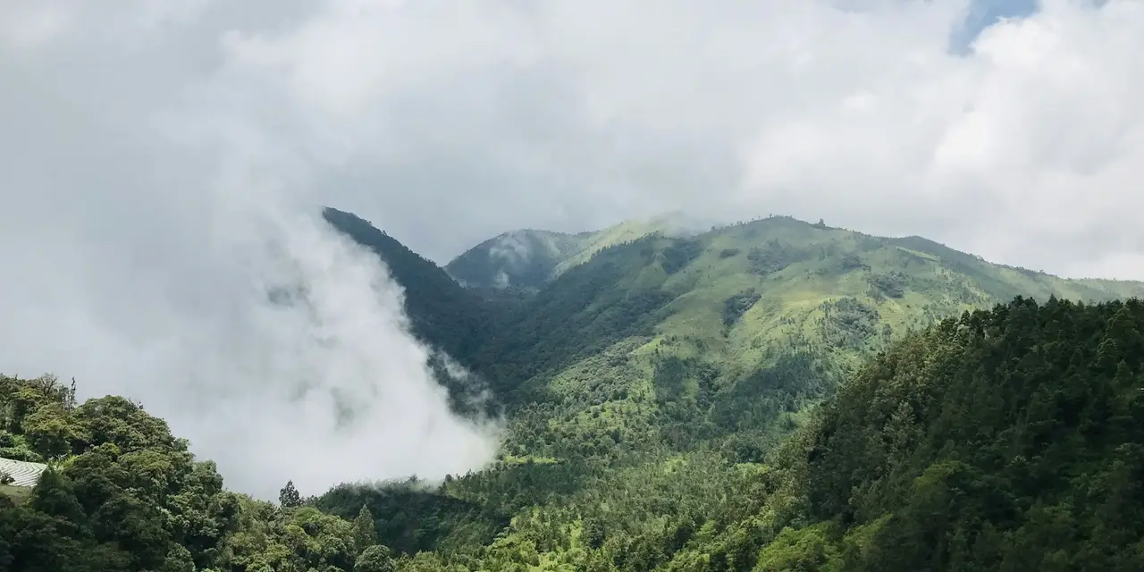 Perbukitan hijau berkabut, Karanganyar