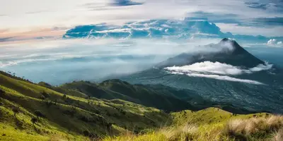 Pemandangan pegunungan dengan awan