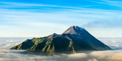 Gunung di atas lautan awan