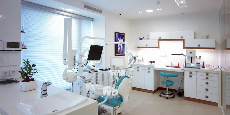 Ruang periksa klinik gigi yang terang dan rapi