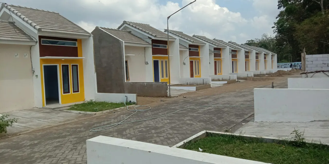 Deretan rumah baru di sebuah perumahan